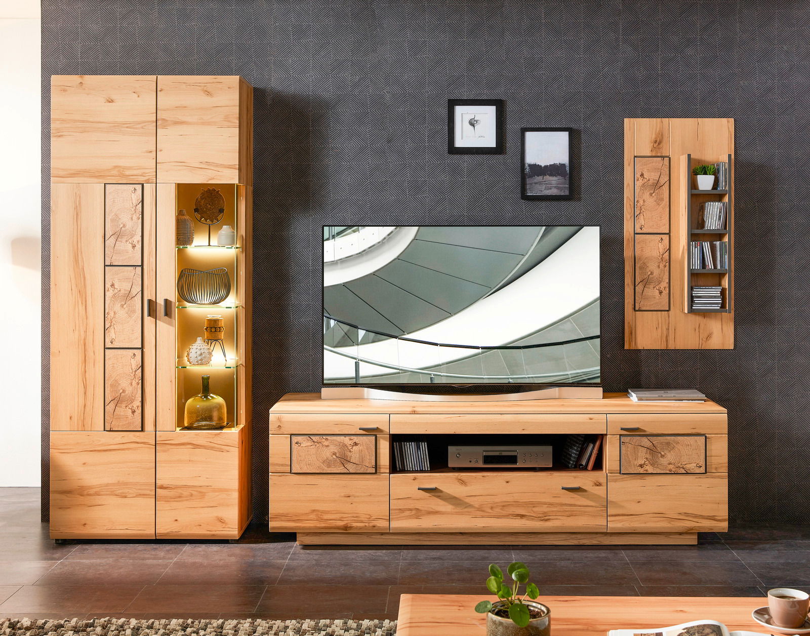 Moderne Wandkombination aus Holz mit TV-Schrank, Vitrine und Regal, frontal betrachtet.