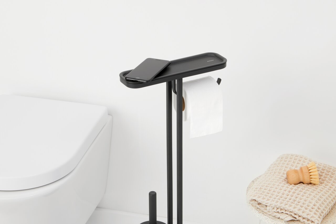Moderner Toiletten-Butler in schwarzem Design mit Ablage für Smartphone, seitlicher Perspektive.