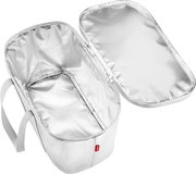 Offene, weiß-graue Kühltasche mit Reißverschluss und silberner Thermo-Innenisolierung, schräg von oben in die Tasche blickend