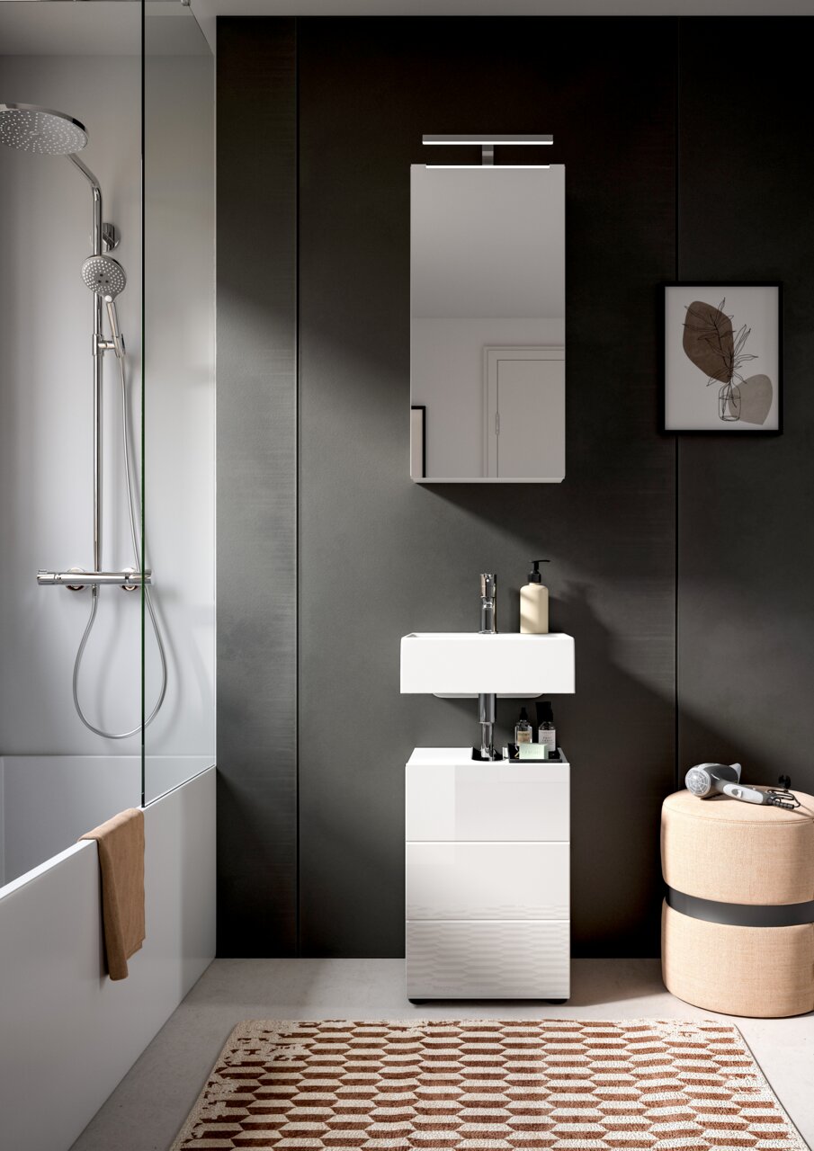 Moderner Spiegelschrank in einem stilvollen Badezimmer, frontal betrachtet.