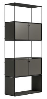Modernes Aktenregal mit schwarzem Metallrahmen und grauen Türen, seitliche Perspektive