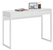 Moderner weißer Schreibtisch mit schlankem Design, zwei Schubladen und Dekorationen wie Bücher, Uhr und Stiftehalter, seitliche Perspektive