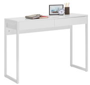 Moderner weißer Schreibtisch mit schlankem Design, zwei Schubladen und Dekorationen wie Bücher, Uhr und Stiftehalter, seitliche Perspektive