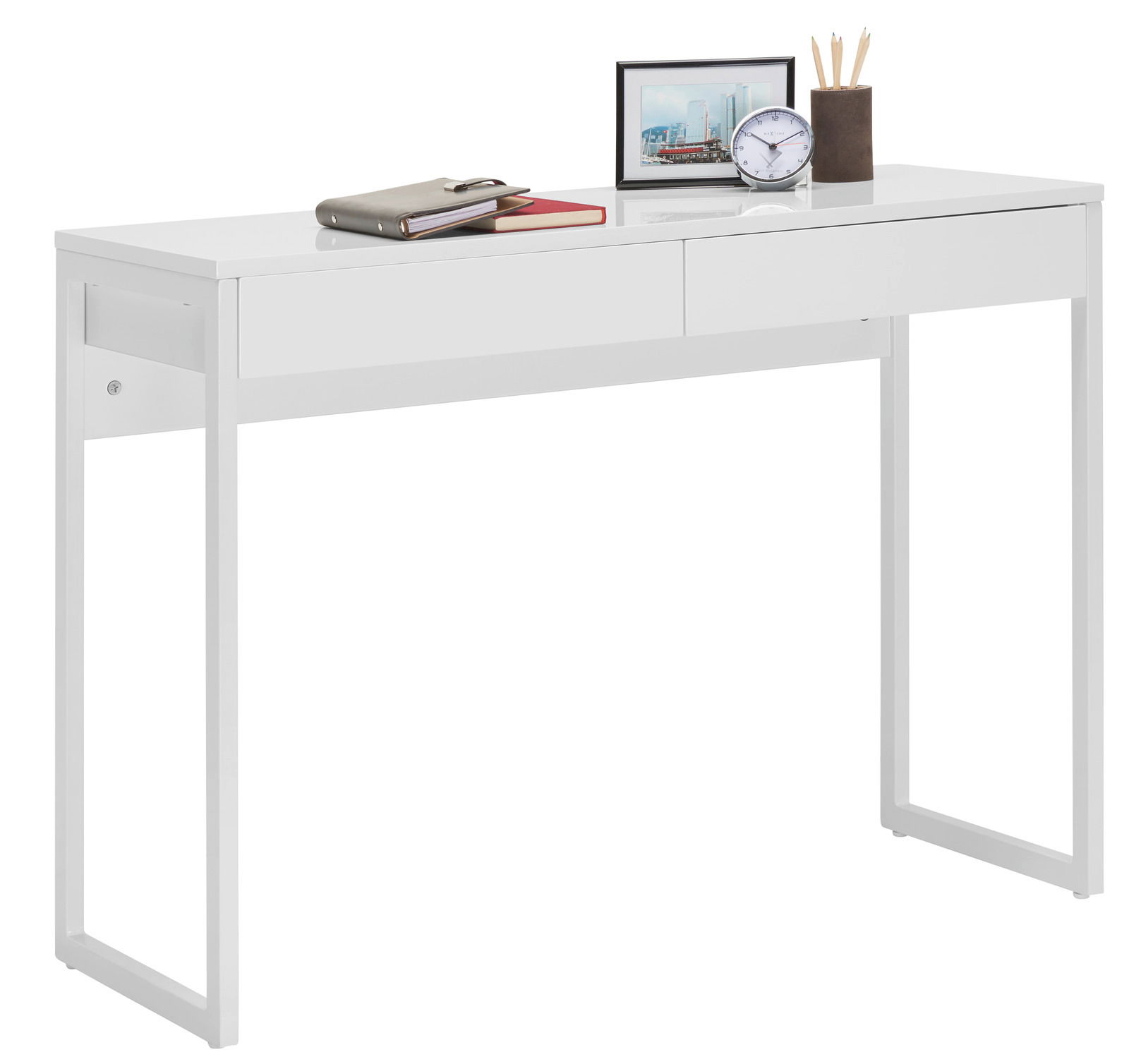 Moderner weißer Schreibtisch mit schlankem Design, zwei Schubladen und Dekorationen wie Bücher, Uhr und Stiftehalter, seitliche Perspektive