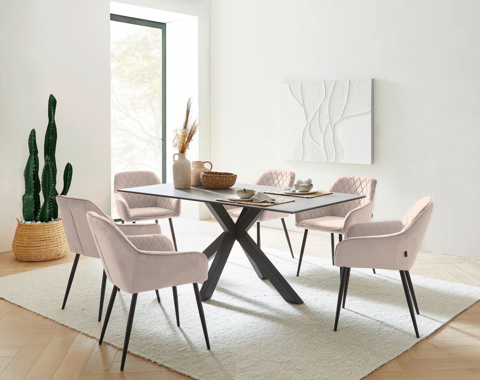 Moderner Armlehnstuhl in einem eleganten Esszimmer, seitliche Perspektive.