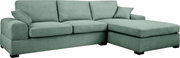 Mintgrünes Stoff-Ecksofa mit rechter Ottomane/Longchair, breiten Armlehnen und losen Rückenkissen, freigestellt auf weißem Hintergrund, Ansicht schräg von vorn