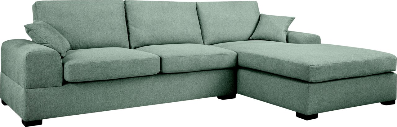 Mintgrünes Stoff-Ecksofa mit rechter Ottomane/Longchair, breiten Armlehnen und losen Rückenkissen, freigestellt auf weißem Hintergrund, Ansicht schräg von vorn