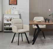 Beiger, gepolsterter Esszimmerstuhl mit Armlehnen und schwarzen Metallbeinen an einem Holztisch in modernem Wohnraum, Perspektive: frontale leicht seitliche Ansicht.