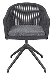 Moderner Armlehnstuhl mit geflochtener Rückenlehne und gepolstertem Sitz, frontal betrachtet