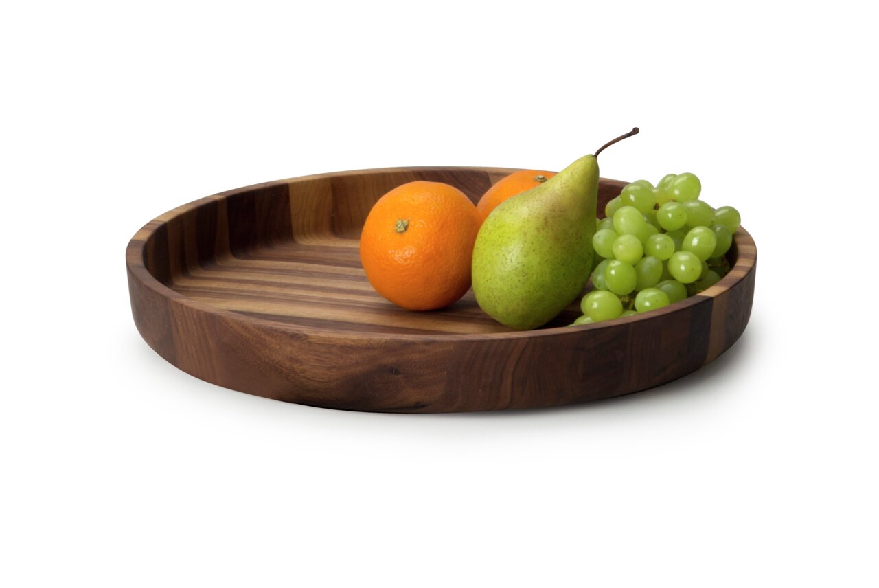 Holzschale aus Walnuss mit Früchten, seitliche Perspektive