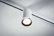 Weißer Schienenspot Tube von PAULMANN, montiert an einer Decke, seitliche Perspektive.