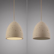 Beige, kuppelförmige Pendelleuchte mit gesprenkelter Oberfläche und Textilkabel, frontale Produktansicht leicht von unten; links eingeschaltet mit warmem Licht, rechts ausgeschaltet vor grauem Hintergrund