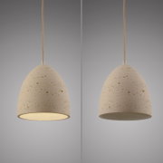 Beige, kuppelförmige Pendelleuchte mit gesprenkelter Oberfläche und Textilkabel, frontale Produktansicht leicht von unten; links eingeschaltet mit warmem Licht, rechts ausgeschaltet vor grauem Hintergrund