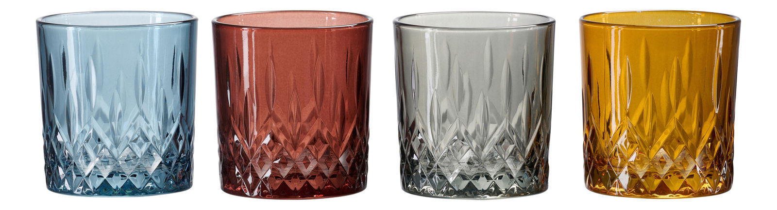 Vier Whiskygläser in verschiedenen Farben, von links nach rechts: blau, rot, grau und gelb, mit einem eleganten Schliffmuster, frontal fotografiert.