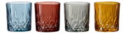 Vier whiskyglazen in verschillende kleuren, van links naar rechts: blauw, rood, grijs en geel, met een elegant slijpspatroon, van voren gefotografeerd.
