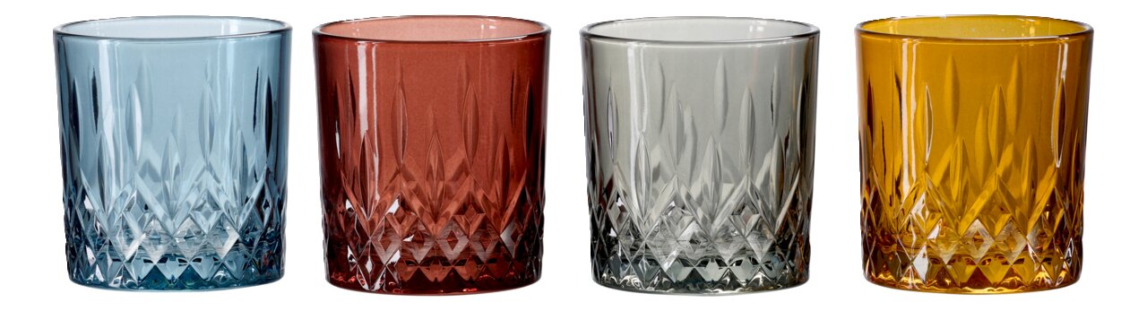 Vier whiskyglazen in verschillende kleuren, van links naar rechts: blauw, rood, grijs en geel, met een elegant slijpspatroon, van voren gefotografeerd.