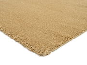 Beige Uni-Teppich in Nahaufnahme, perspektivisch von der Ecke aus gesehen