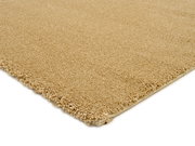Beige Uni-Teppich in Nahaufnahme, perspektivisch von der Ecke aus gesehen