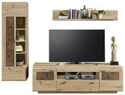 Wandkombination aus Holz mit TV-Schrank, Vitrine und Wandregal, frontal betrachtet.