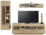 Wandkombination aus Holz mit TV-Schrank, Vitrine und Wandregal, frontal betrachtet.