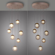 Moderne LED-Pendelleuchte mit mehreren kugelförmigen Glaskörpern, von unten betrachtet.