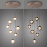 Moderne LED-Pendelleuchte mit mehreren kugelförmigen Glaskörpern, von unten betrachtet.