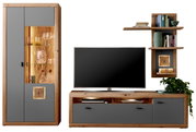 Moderne Wandkombination aus Holz und grauen Elementen, bestehend aus einem hohen Schrank mit Glastüren, einem TV-Board und einem Wandregal. Frontalansicht.