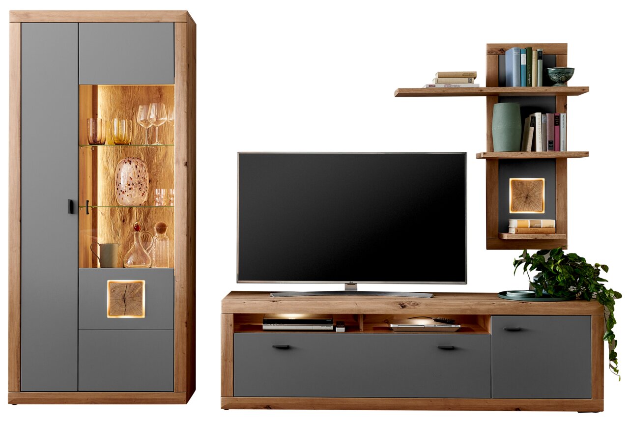 Moderne Wandkombination aus Holz und grauen Elementen, bestehend aus einem hohen Schrank mit Glastüren, einem TV-Board und einem Wandregal. Frontalansicht.
