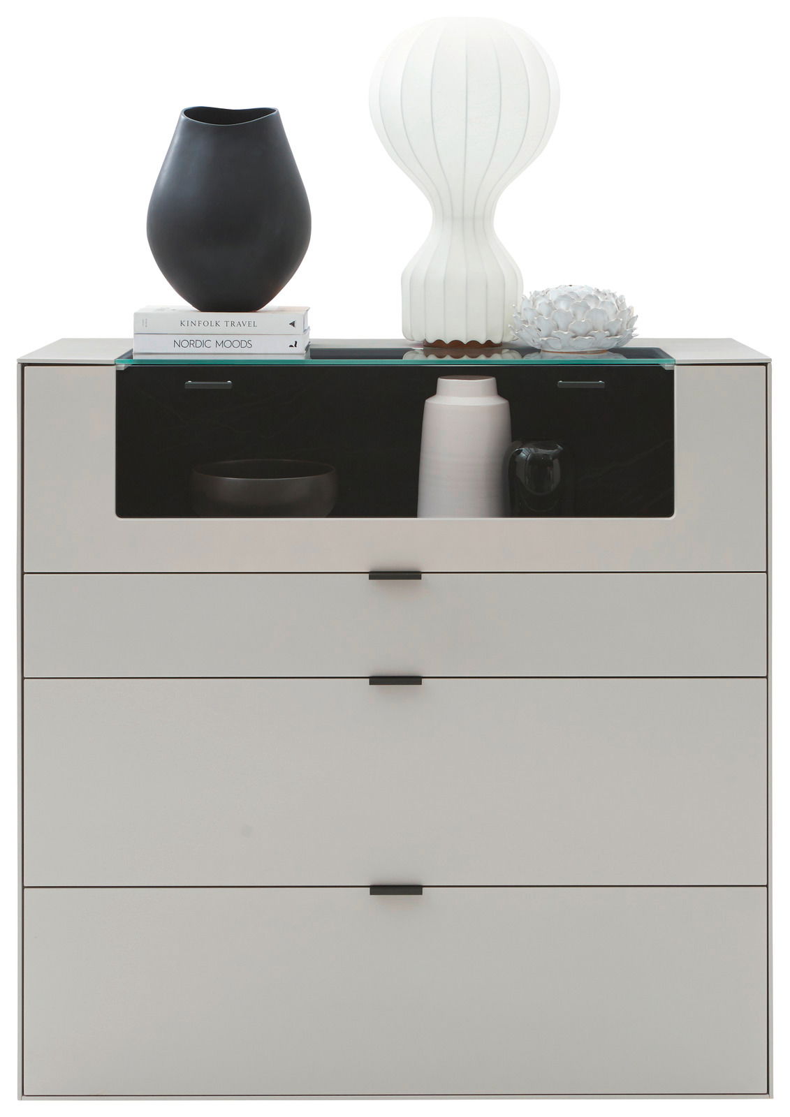 Frontansicht eines modernen Highboards mit drei Schubladen, dekoriert mit einer schwarzen Vase, einer weißen Lampe und Büchern.