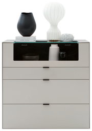 Frontansicht eines modernen Highboards mit drei Schubladen, dekoriert mit einer schwarzen Vase, einer weißen Lampe und Büchern.