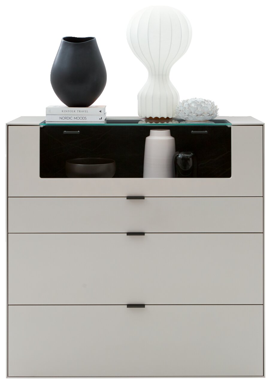 Frontansicht eines modernen Highboards mit drei Schubladen, dekoriert mit einer schwarzen Vase, einer weißen Lampe und Büchern.