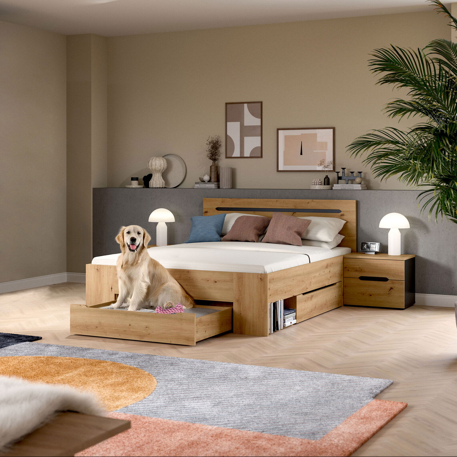 Modernes Schlafzimmer mit massivem Holzbett inklusive ausziehbarem Bettkasten/Schublade, Nachttisch und weißen Pilz-Tischlampen; Perspektive: frontale leicht seitliche Ansicht auf das Bett.