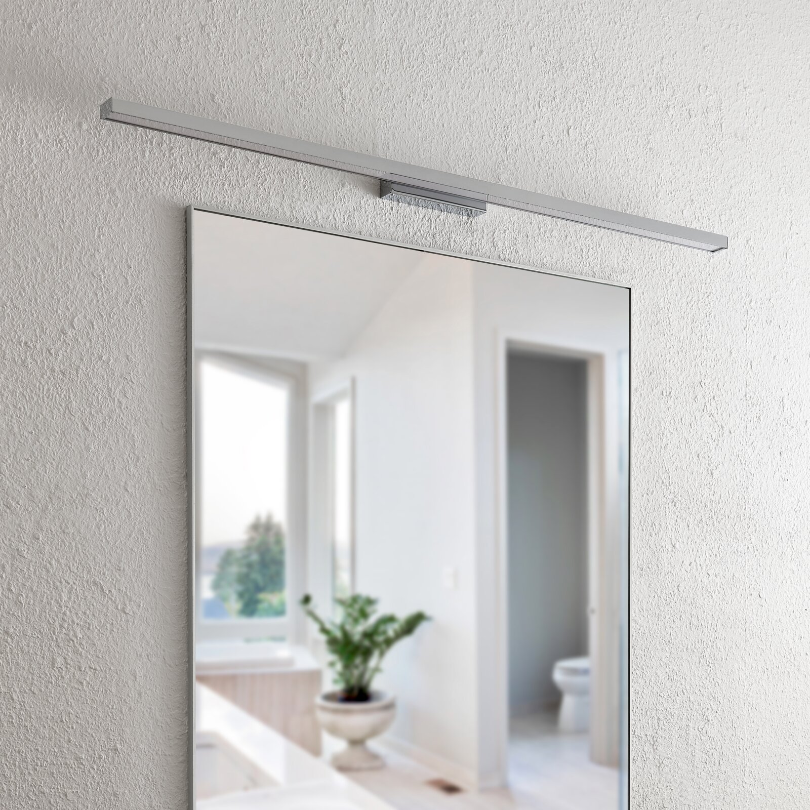 Novel LED-Wandleuchte WANDLEUCHTE Moderne LED-Wandleuchte über einem Spiegel, seitliche Perspektive