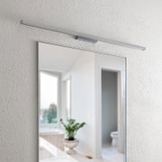 Moderne led-wandlamp boven een spiegel, zijaanzicht