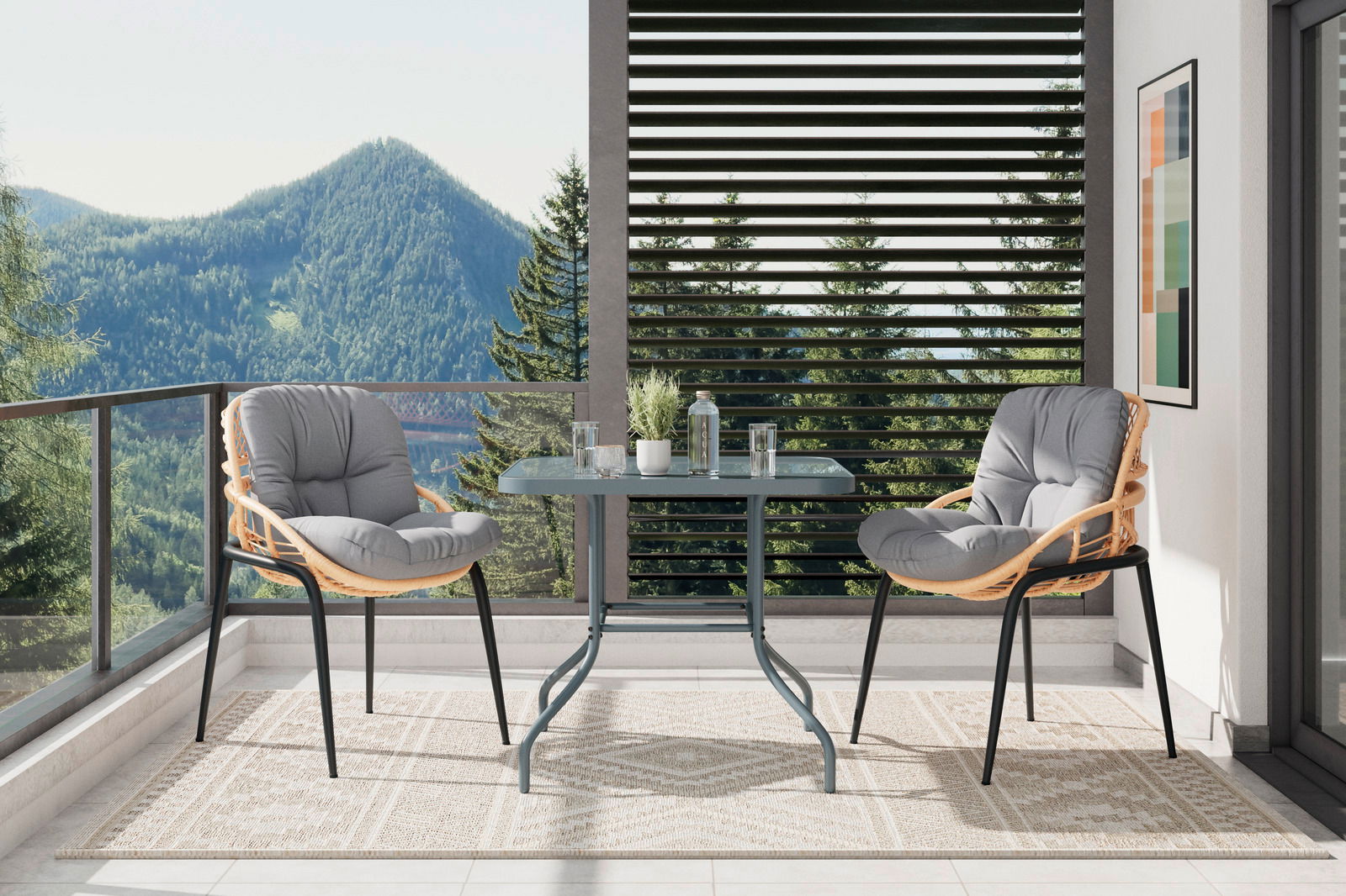 Zwei Gartensessel mit grauen Kissen auf einem Balkon mit Bergblick, aus seitlicher Perspektive fotografiert.