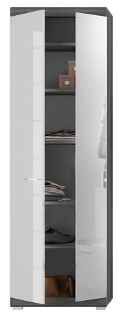 Moderner Garderobenschrank mit teils offenen Türen, zeigt Regalböden mit Kleidung und Schuhen, Perspektive von vorne.