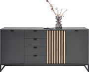 Frontansicht eines modernen XL-Sideboards in dunklem Grau mit Holzstreifenakzenten, links Schranktür, rechts Schubladen, dekoriert mit einer Vase und einem Buch.