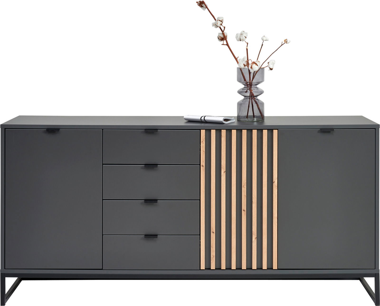 Frontansicht eines modernen XL-Sideboards in dunklem Grau mit Holzstreifenakzenten, links Schranktür, rechts Schubladen, dekoriert mit einer Vase und einem Buch.
