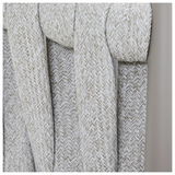 Nahaufnahme eines Gartensessels mit geflochtenem Seilgewebe in Beige, seitliche Perspektive