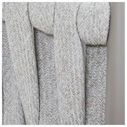 Nahaufnahme eines Gartensessels mit geflochtenem Seilgewebe in Beige, seitliche Perspektive