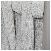 Nahaufnahme eines Gartensessels mit geflochtenem Seilgewebe in Beige, seitliche Perspektive