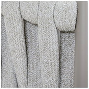 Nahaufnahme eines Gartensessels mit geflochtenem Seilgewebe in Beige, seitliche Perspektive