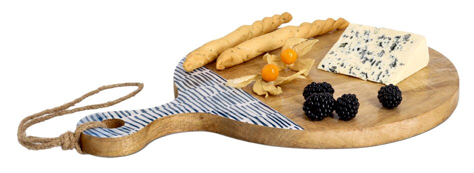 Rundes Schneide- und Servierbrett aus Mangoholz mit blau-weißem Muster am Griff, darauf Käse, Beeren und Brotstangen, seitliche Perspektive.