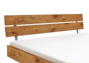 Holz- und Metallkopfteil in seitlicher Perspektive, mit klarer Holzmaserung und modernem Design.