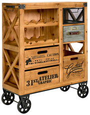 Rustikaler Bar- und Servierwagen aus Holz mit Metallrädern, seitlicher Perspektive, mit Schubladen und Regalen für Flaschen und Zubehör.