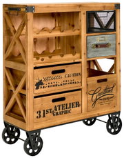 Rustikaler Bar- und Servierwagen aus Holz mit Metallrädern, seitlicher Perspektive, mit Schubladen und Regalen für Flaschen und Zubehör.