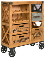 Rustikaler Bar- und Servierwagen aus Holz mit Metallrädern, seitlicher Perspektive, mit Schubladen und Regalen für Flaschen und Zubehör.