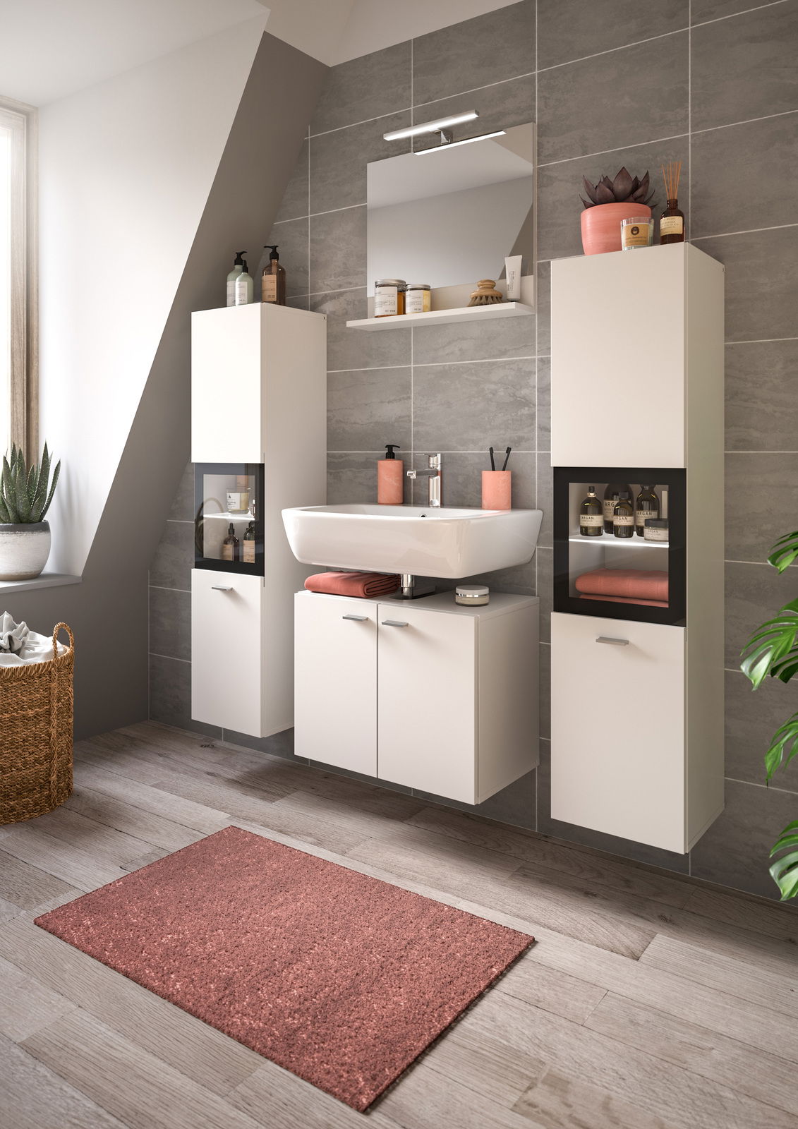 Moderne Badkombination BOSTON mit zwei hohen Schränken, Waschbecken und Spiegel, aus der Perspektive von vorne betrachtet.