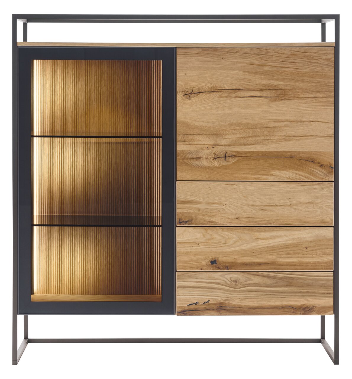 Frontansicht eines modernen Highboards mit Holz- und Glaselementen, links mit beleuchtetem Glas und rechts mit Holzschubladen.