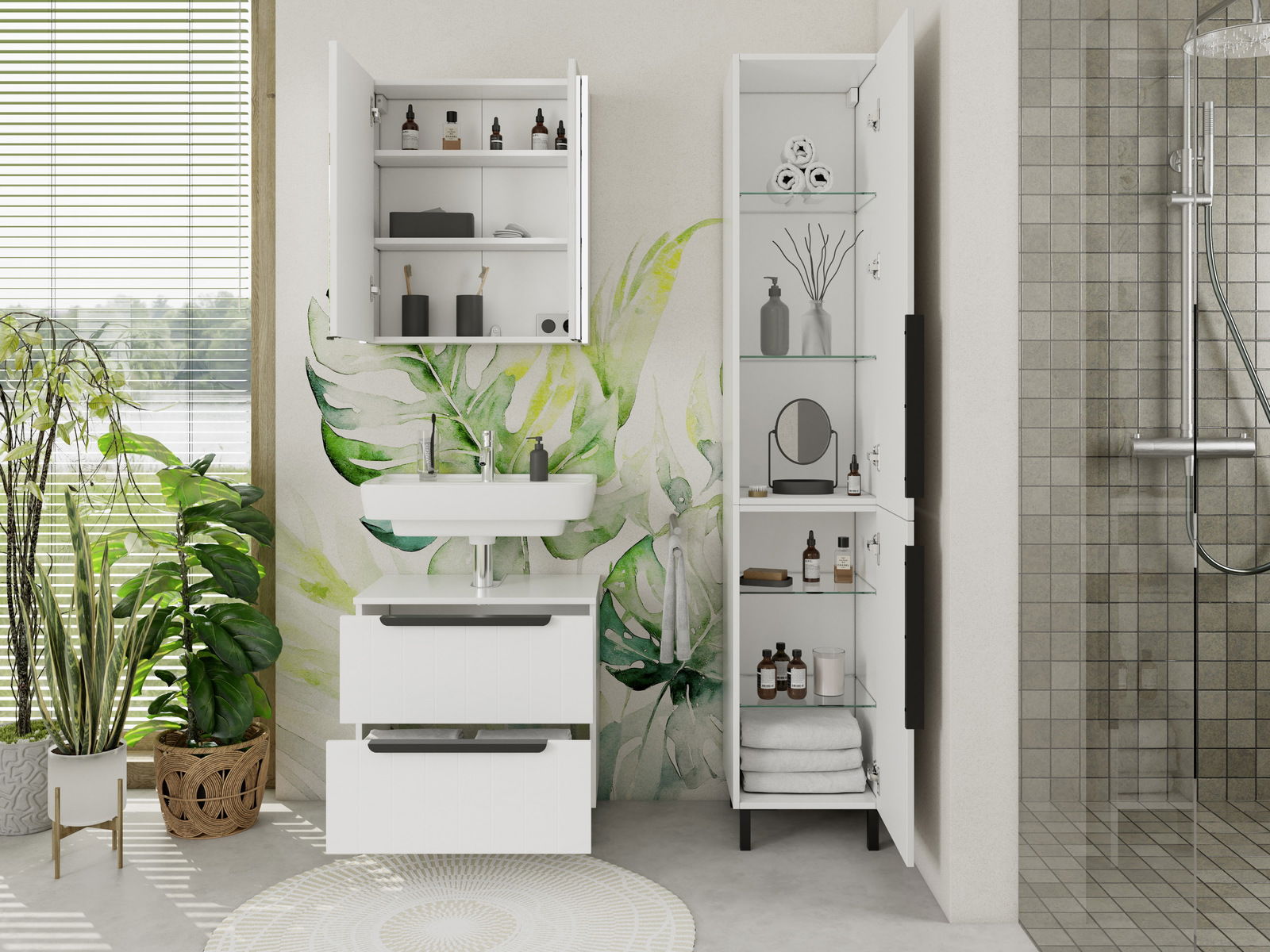 Moderner Hochschrank im Badezimmer, geöffnet, mit Handtüchern und Pflegeprodukten, seitliche Perspektive.